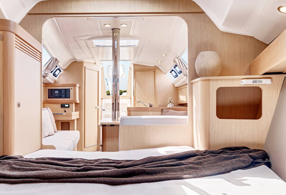 32 ft Oceanis Luxury Sailboat